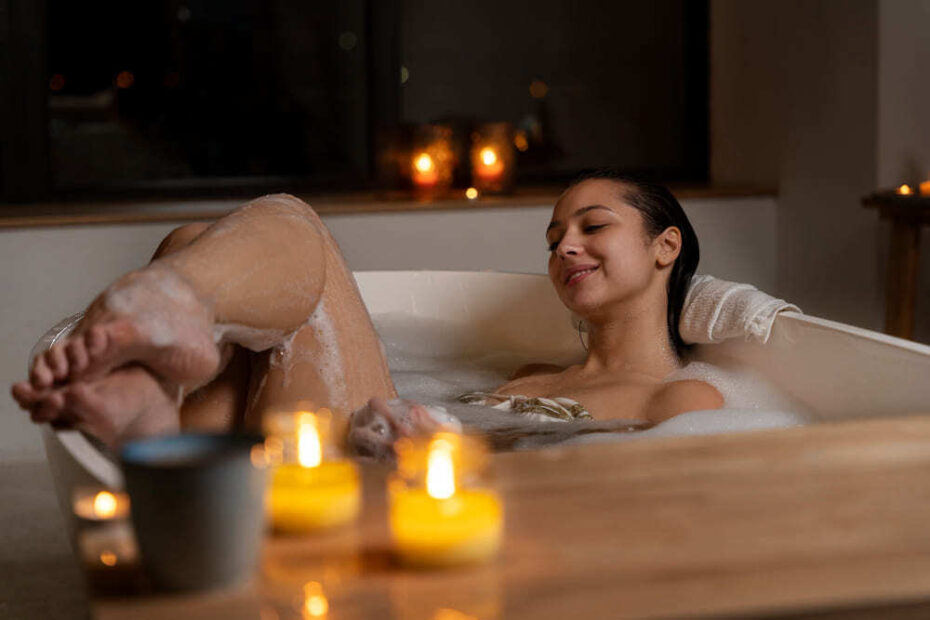 Uma mulher relaxa em um banho de ofurô e lê um livro.