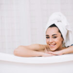 Uma jovem sorridente relaxa em uma banheira.